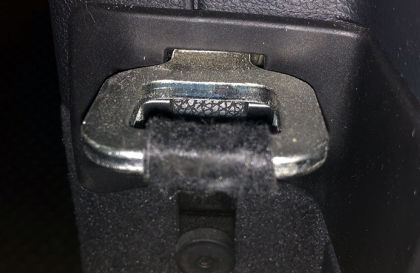 Đã có cách nào xử lý lỗi kêu lạch cạch ở cửa xe GLC 300 chưa ạ?